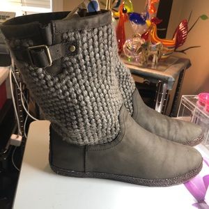 UGGs WOOL BLEND BOOTS SIZE: 9